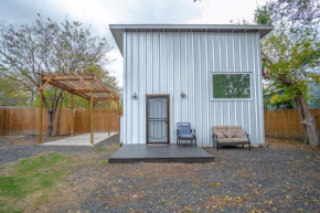 Guest House with Loft Near Downtown